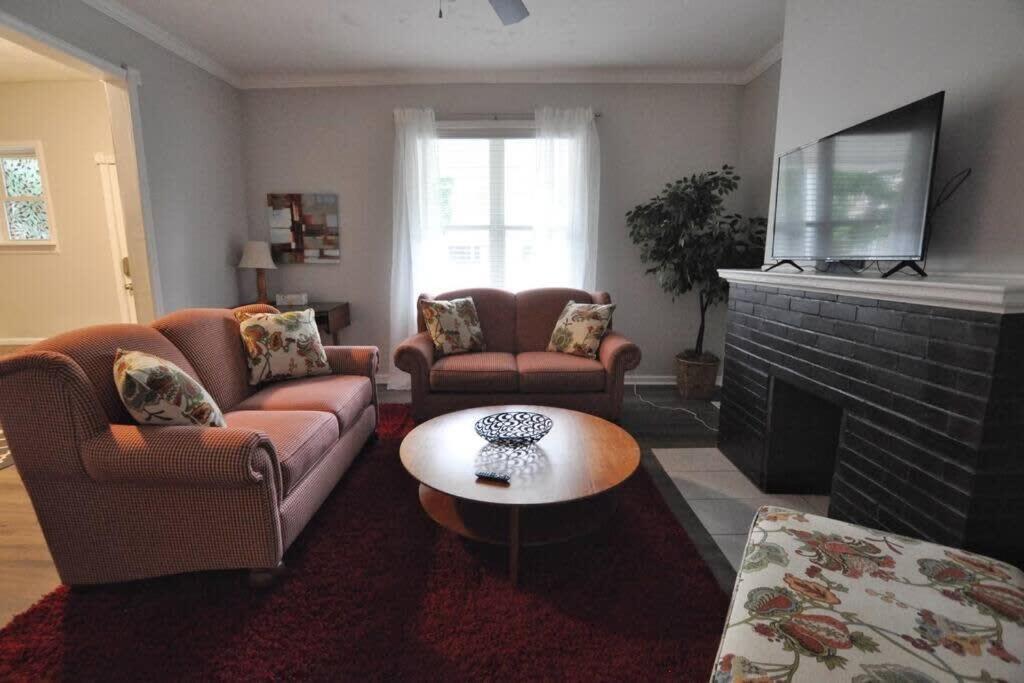 Housepitality - Franklinton Manor - Spacious