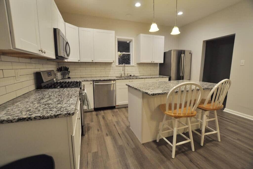 Housepitality - Franklinton Manor - Spacious